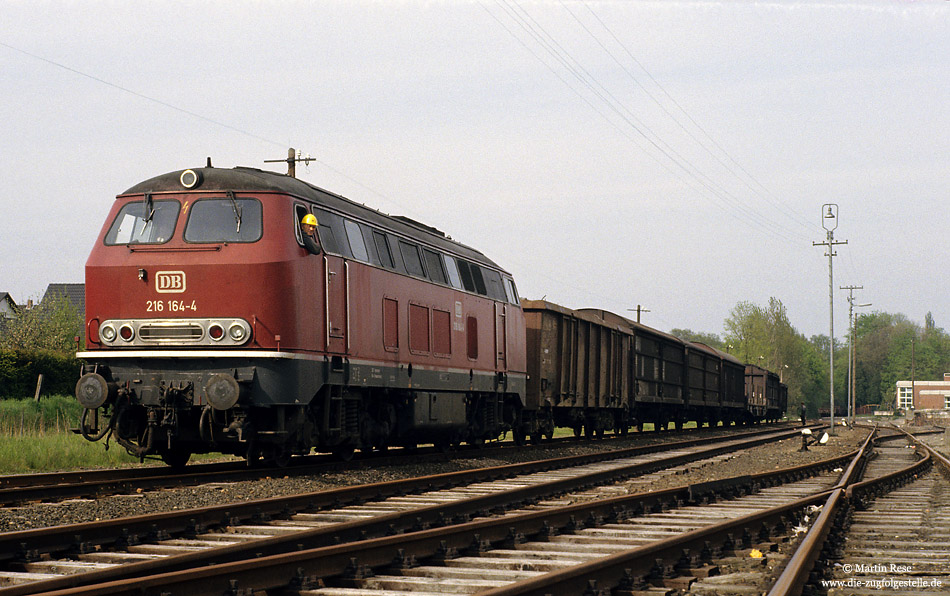 Zwischen Marienloh und Bad Lippspringe wurde am 1.2.1988 der G�terverkehr eingestellt und die Strecke anschlie�end abgebaut. Am 6.5.1983 entstand im Endbahnhof Bad Lippspringe die Aufnahme der Braunschweiger 216 164 mit der �g 68895 nach Paderborn .