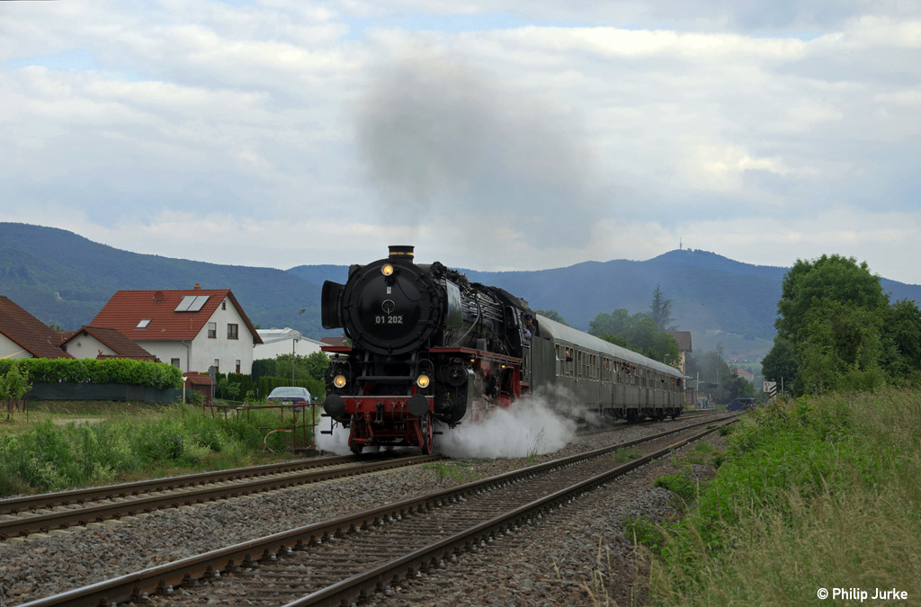 01 202 mit dem DPE 81096 (Neustadt(Weinstr)Hbf - Pirmasens Nord) am 01.06.2014 bei Edesheim(Pfalz).
