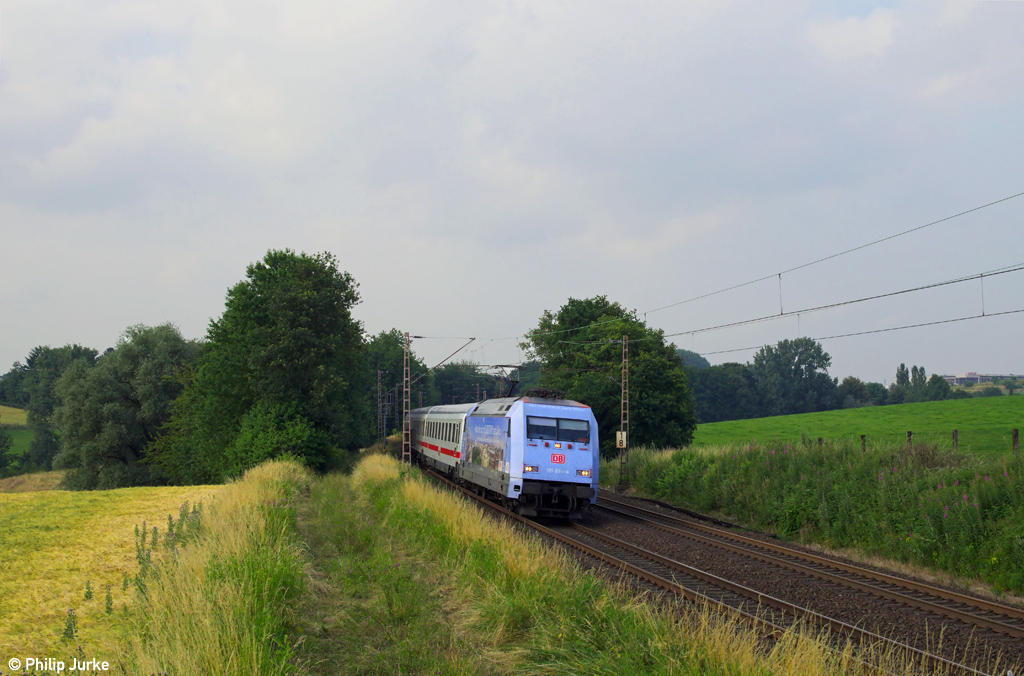 101 016-4 mit dem IC 2440 von Leipzig nach K�ln am 11.07.2013 bei Haan-Ellscheid.
