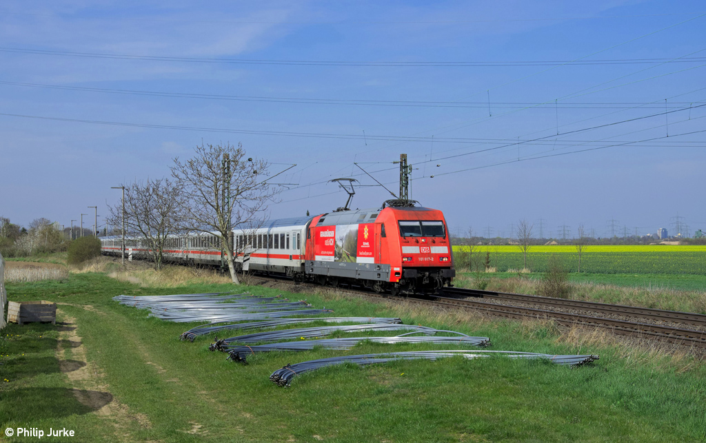 101 017-2 mit dem IC 2313 (HH-Altona - Stuttgart Hbf) am 29.03.2014 bei Sechtem.