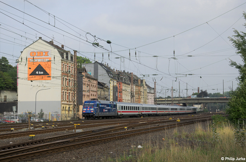 101 042-0 mit dem IC 2048 von Halle(Saale) nach K�ln am 25.09.2013 bei Wuppertal-Oberbarmen.
