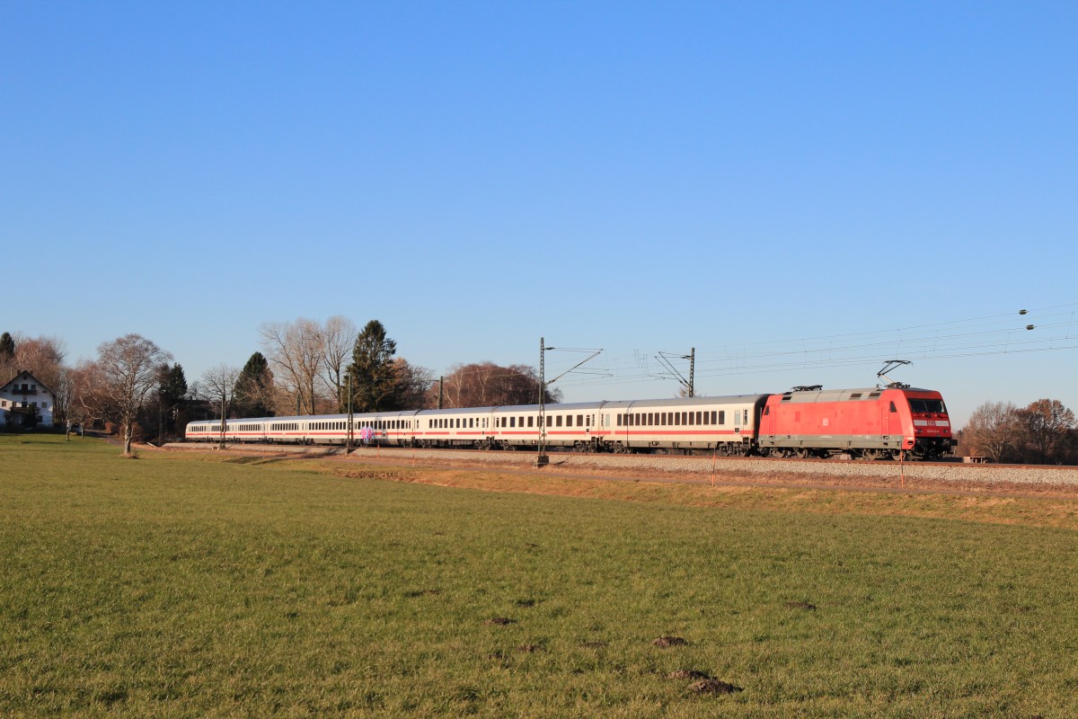 101 043-8 war am 14. Dezember 2013 bei �bersee am Chiemsee in Richtung Salzburg unterwegs.