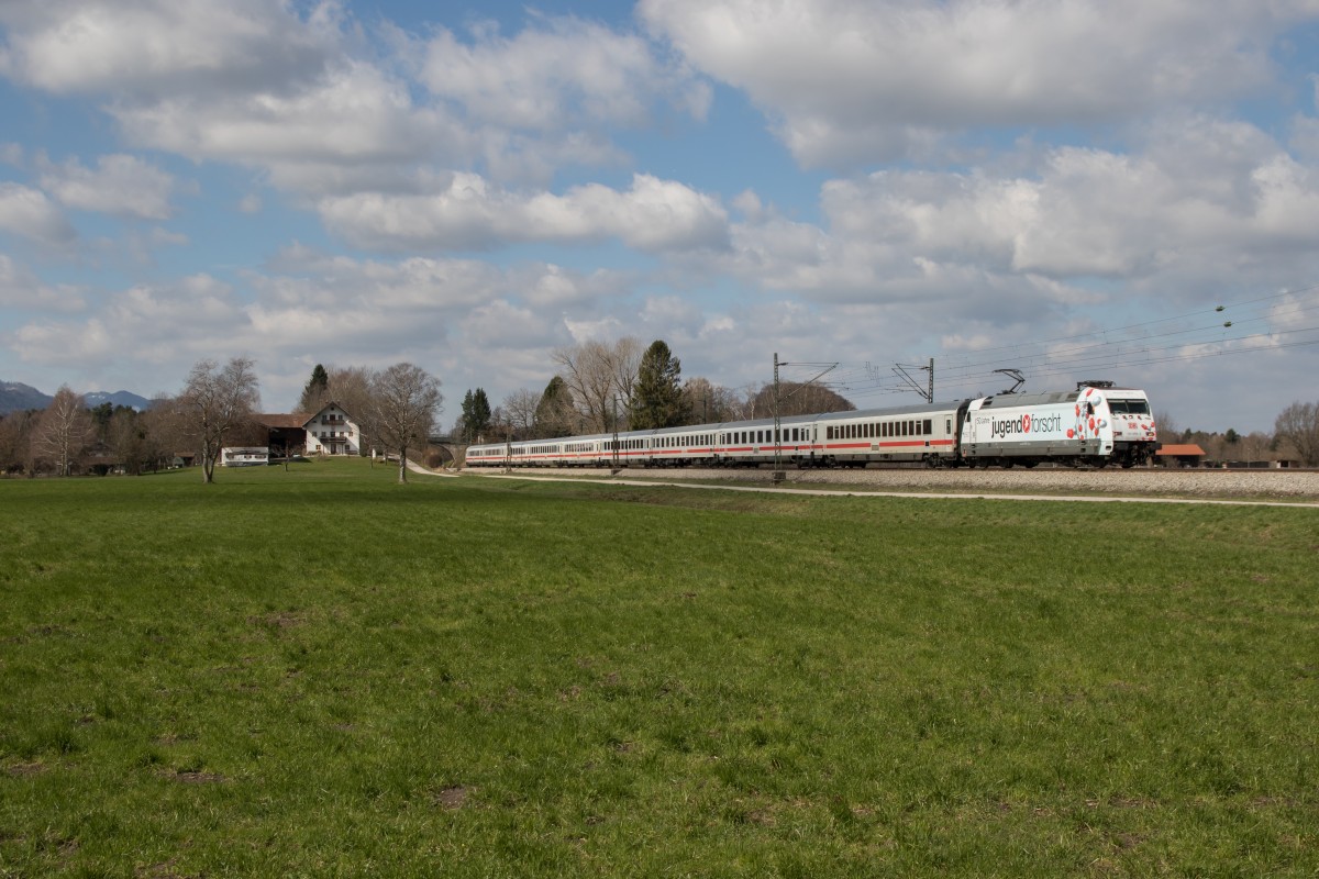 101 050-3  Jugend forscht  ist am 3. April 2015 bei �bersee in Richtung Salzburg unterwegs.