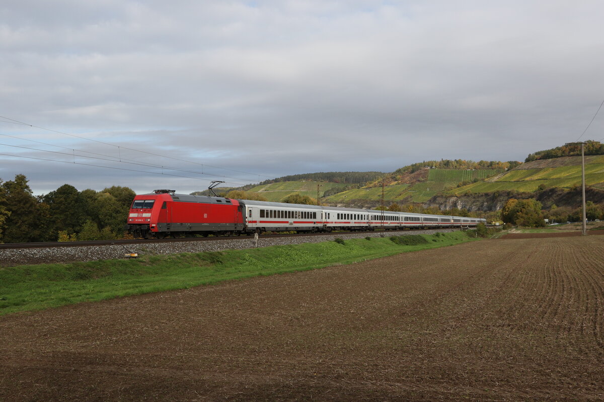 101 056 mit dem  IC K�nigssee  aus Gem�nden kommend am 11. August 2022 bei Himmelstadt.