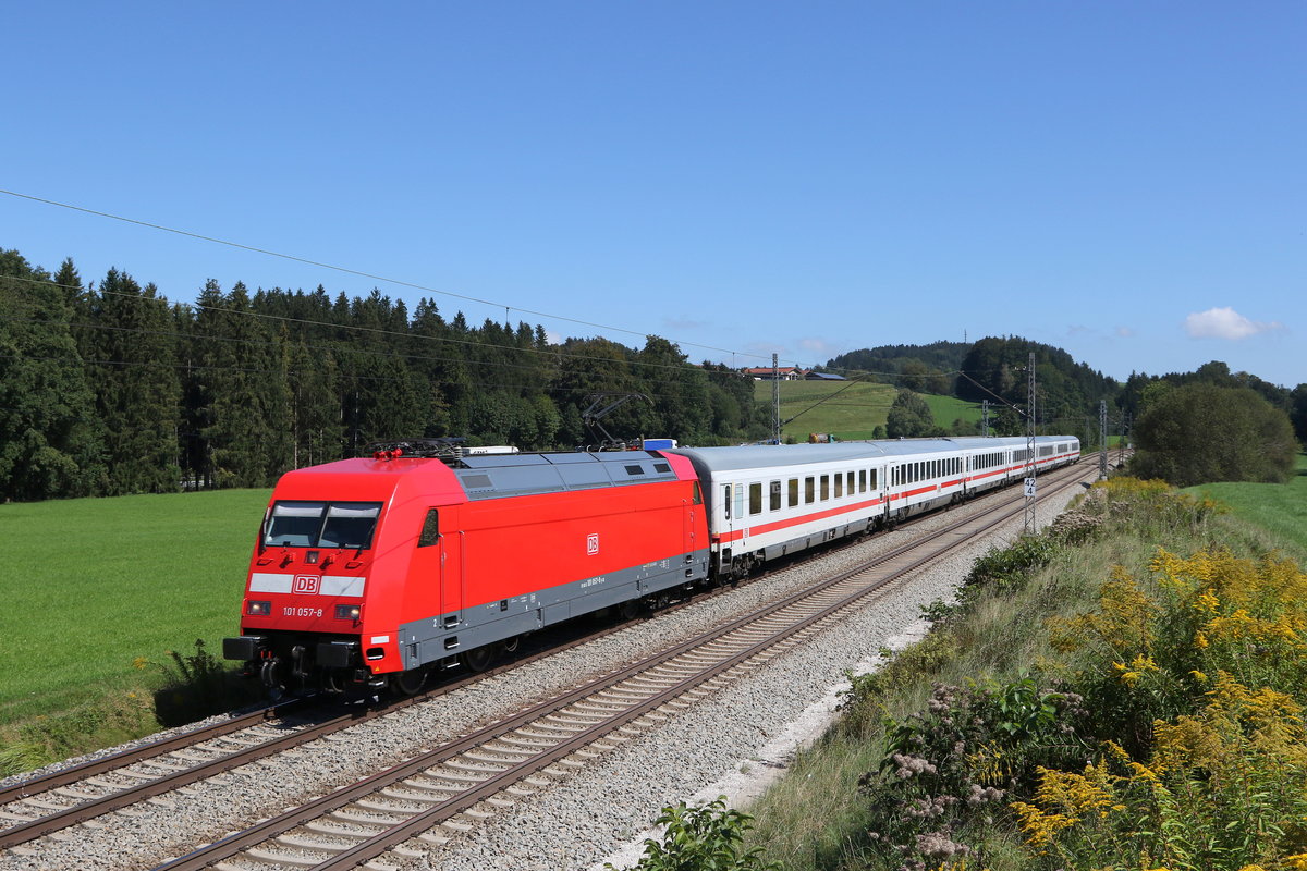 101 057 aus Salzburg kommend am 9. September 2020 bei Grabenst�tt im Chiemgau.