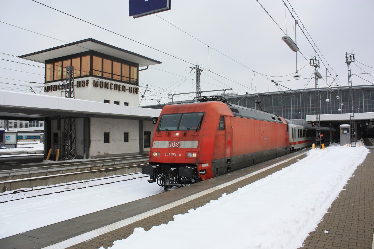 101 064-4 am 21. Januar 2013 im M�nchner Hauptbahnhof.