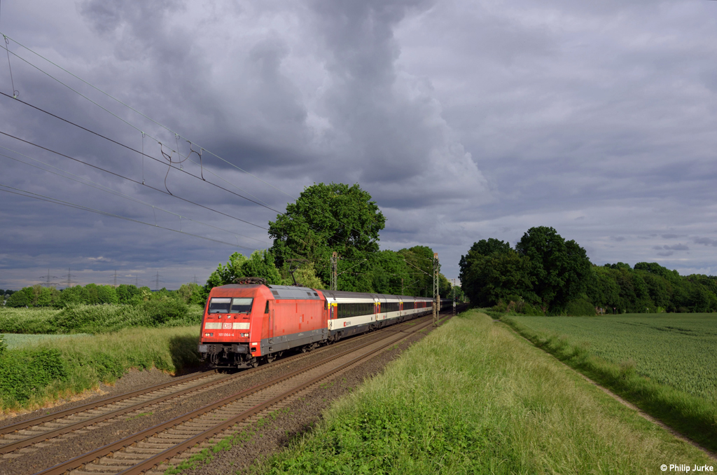 101 064-4 mit dem EC 6 (Interlaken Ost - Hamburg-Altona) am 31.05.2016 bei Bornheim.

