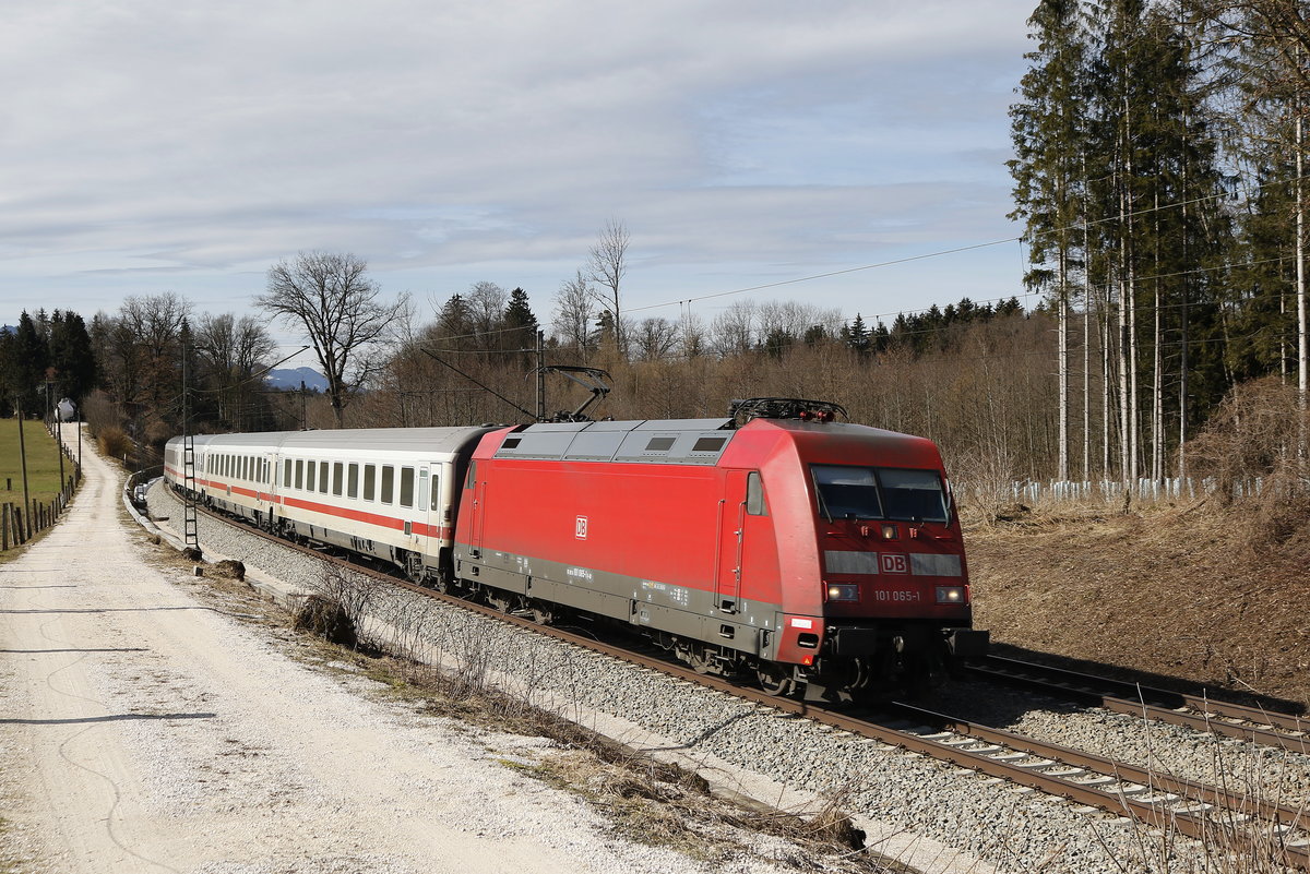101 065 war mit einem EC am 3. M�rz 2019 bei Grabenst�tt in Richtung Salzburg unterwegs.