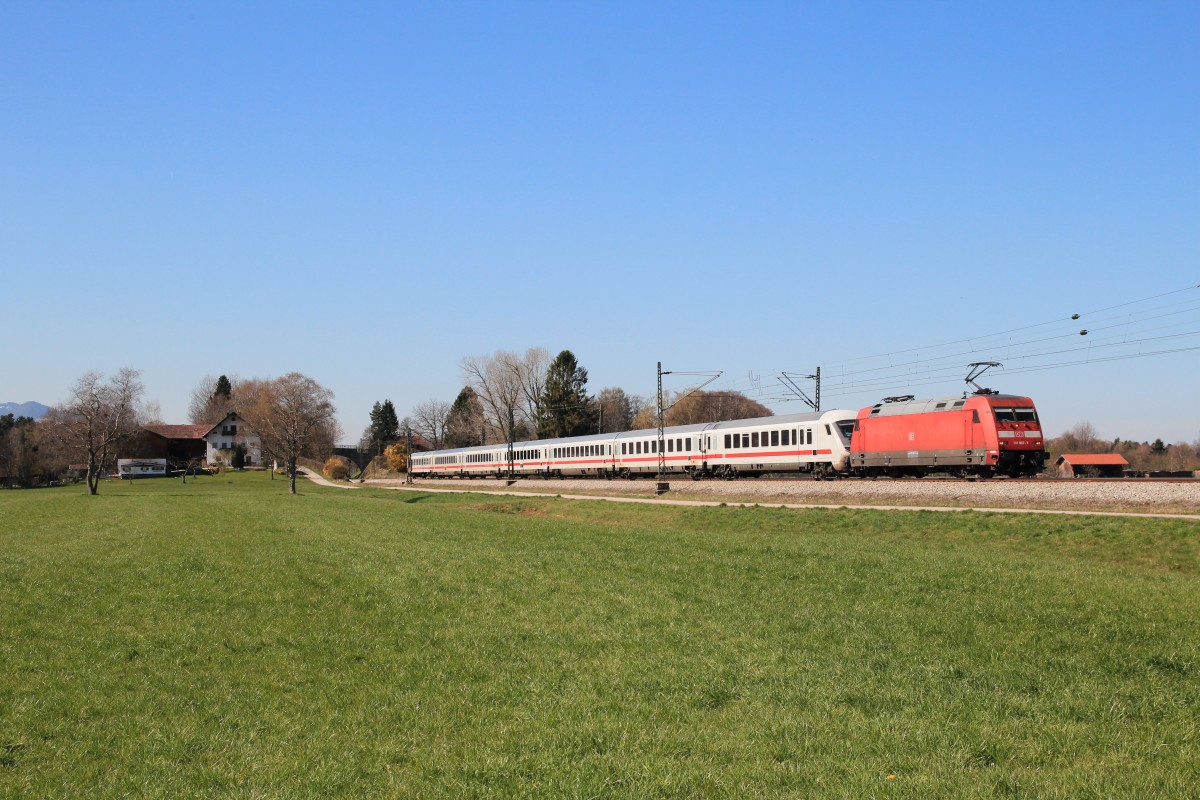 101 067-7 vor einem defekten Steuerwagen am 29. M�rz 2013 bei �bersee am Chiemsee.