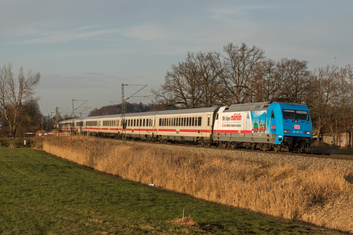101 071-9 die  M�rklin-Lok  am 19. Dezember 2015 bei Weisham.