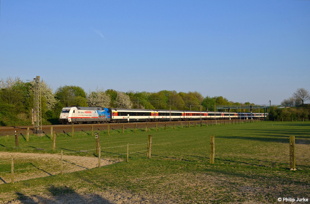 101 071-9 mit dem EC 6 (Zürich HB - Dortmund Hbf) am 19.04.2015 in Langenfeld(Rheinl.).
