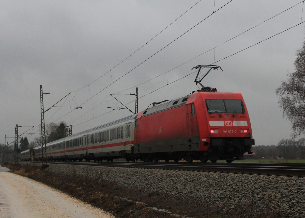 101 075-0 am Zugende eine EC am 28. Dezember 2012 bei �bersee.