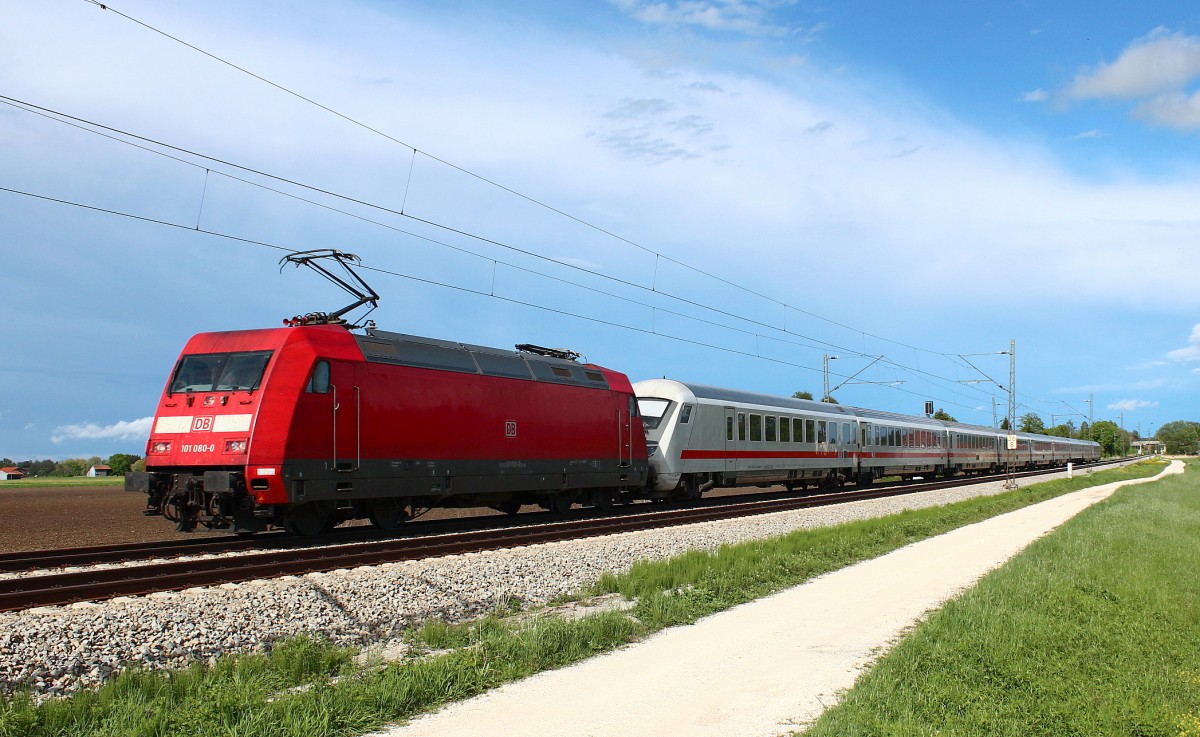 101 080-0 vor einem Steuerwagen am 5. Mai 2012 bei �bersee.