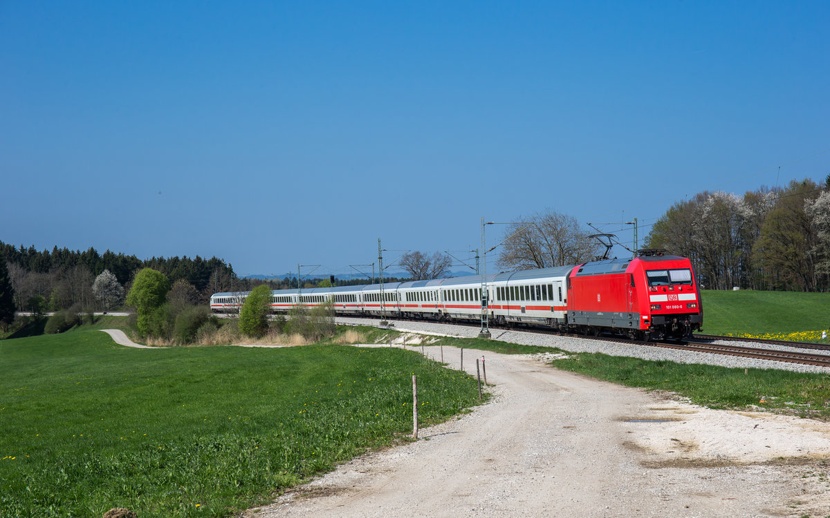 101 080 war am 9. April 2017 bei H�tt in Richtung Salzburg unterwegs.
