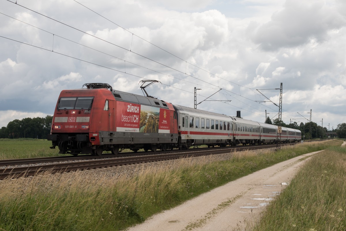 101 081-8 mit dem  IC K�nigssee  am 21. Juni 2015 bei �bersee.