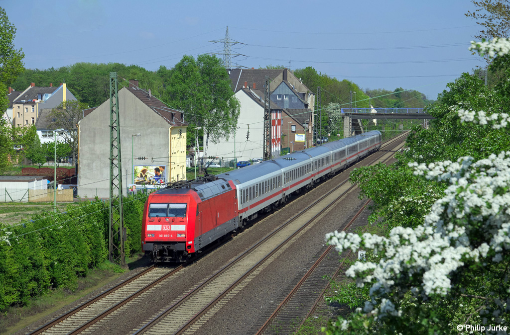 101 083-4 mit dem IC 132 (Norddeich-Mole - Luxembourg) am 20.04.2014 bei Essen-Altenessen.
