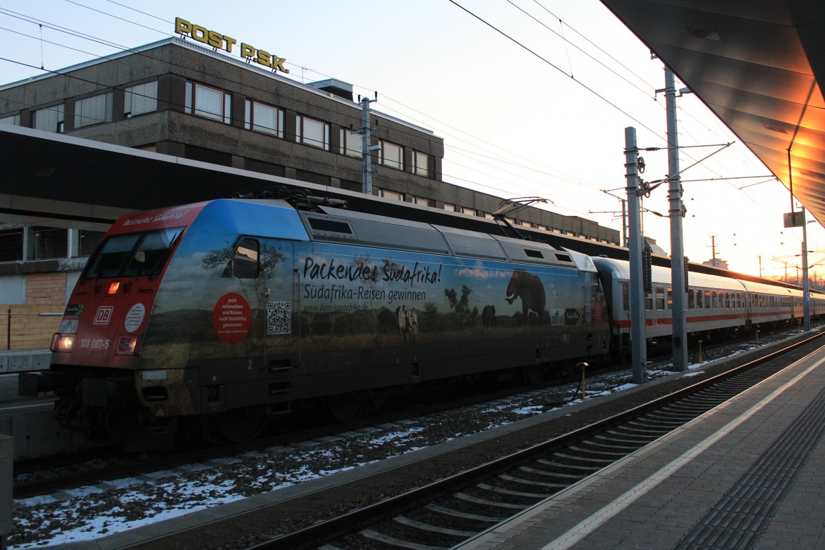 101 087-5 ebenfalls mit  S�dafrika -Werbung am 16. M�rz 2013 im Bahnhof von St. P�lten.