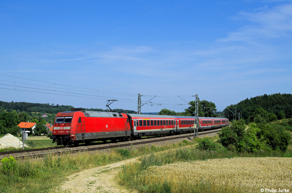 101 090-9 mit dem RE 4011 von N�rnberg Hbf nach M�nchen Hbf am 05.08.2013 bei Paindorf.
