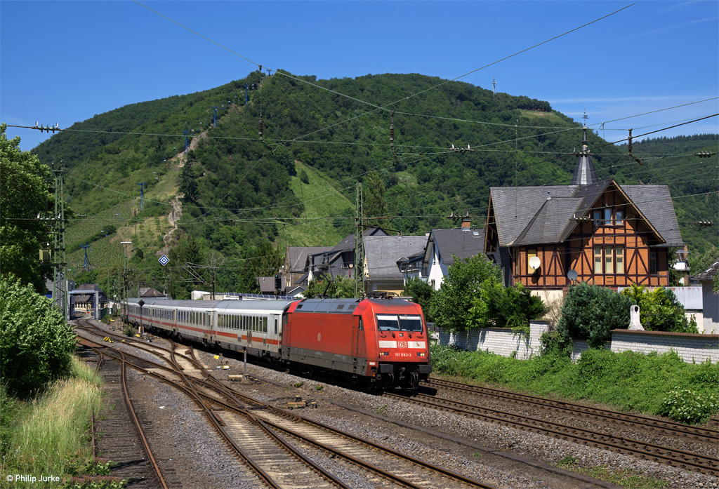 101 093-3 mit dem IC 2023 (Hamburg Hbf - Frankfurt(Main)Hbf) am 11.06.2017 bei Boppard.
