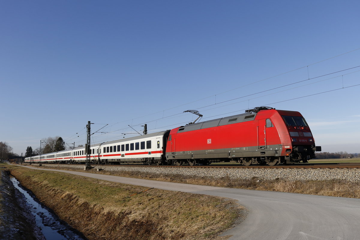 101 095-8 auf dem Weg nach Salzburg am 2. Januar 2017 bei �bersee am Chiemsee.