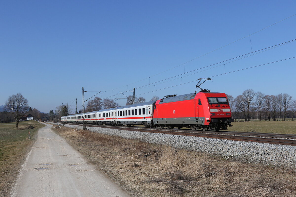 101 095 war 28. Februar 2022 bei �bersee am Chiemsee schiebend an einem  EC  in Richtung M�nchen unterwegs.