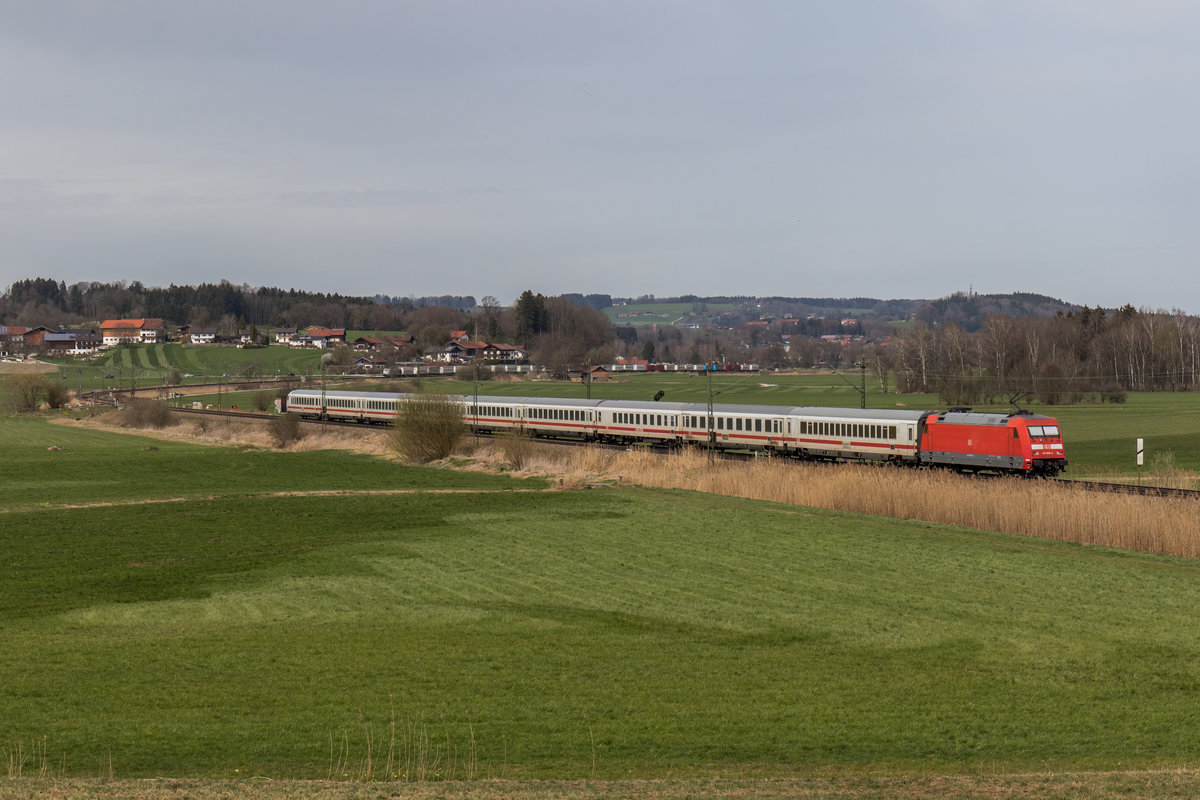 101 098-2 aus M�nchen kommend am 3. April 2016 bei Bernau am Chiemsee.