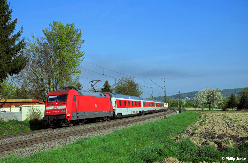 101 107-1 mit dem CNL 473 (Kopenhagen - Basel SBB) am 12.04.2014 bei Kollmarsreute. 