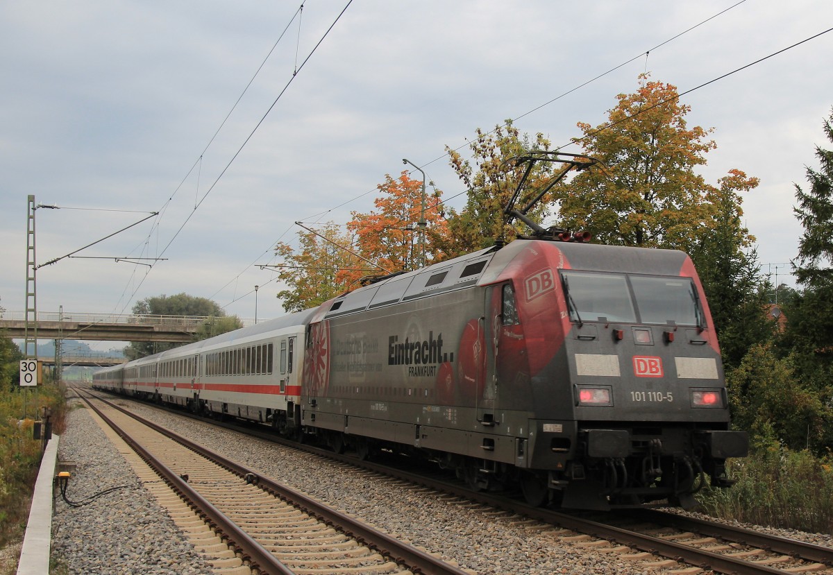 101 110-5 am Zugende des EC 218 nach Saarbr�cken. Aufgenommen bei der durchfahrt des Bahnhofs von Bernau am Chiemsee am 4. Oktober 2013.