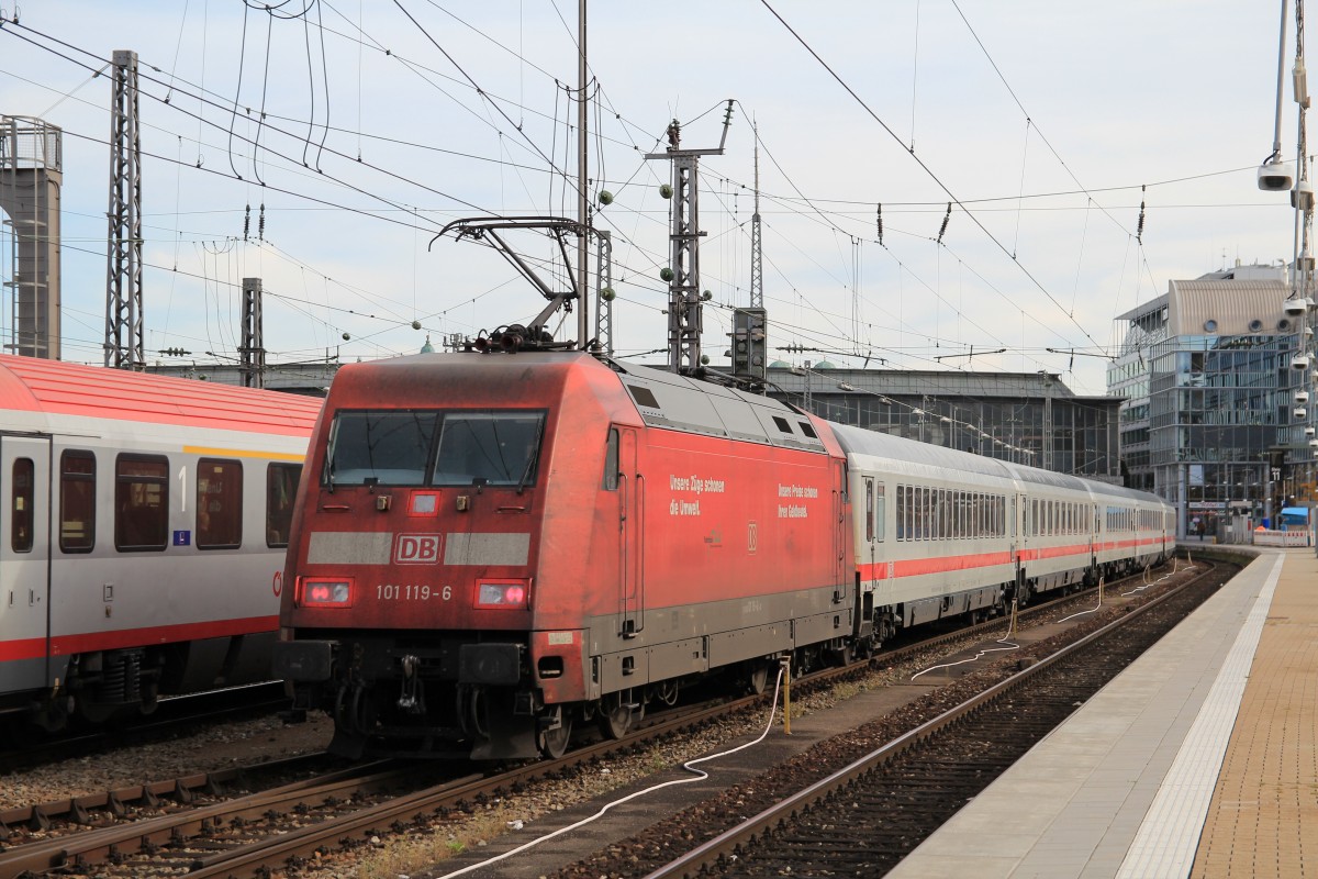101 119-6 bei der Ausfahrt aus dem M�nchner Hauptbahnhof am 21. Oktober 2013.
