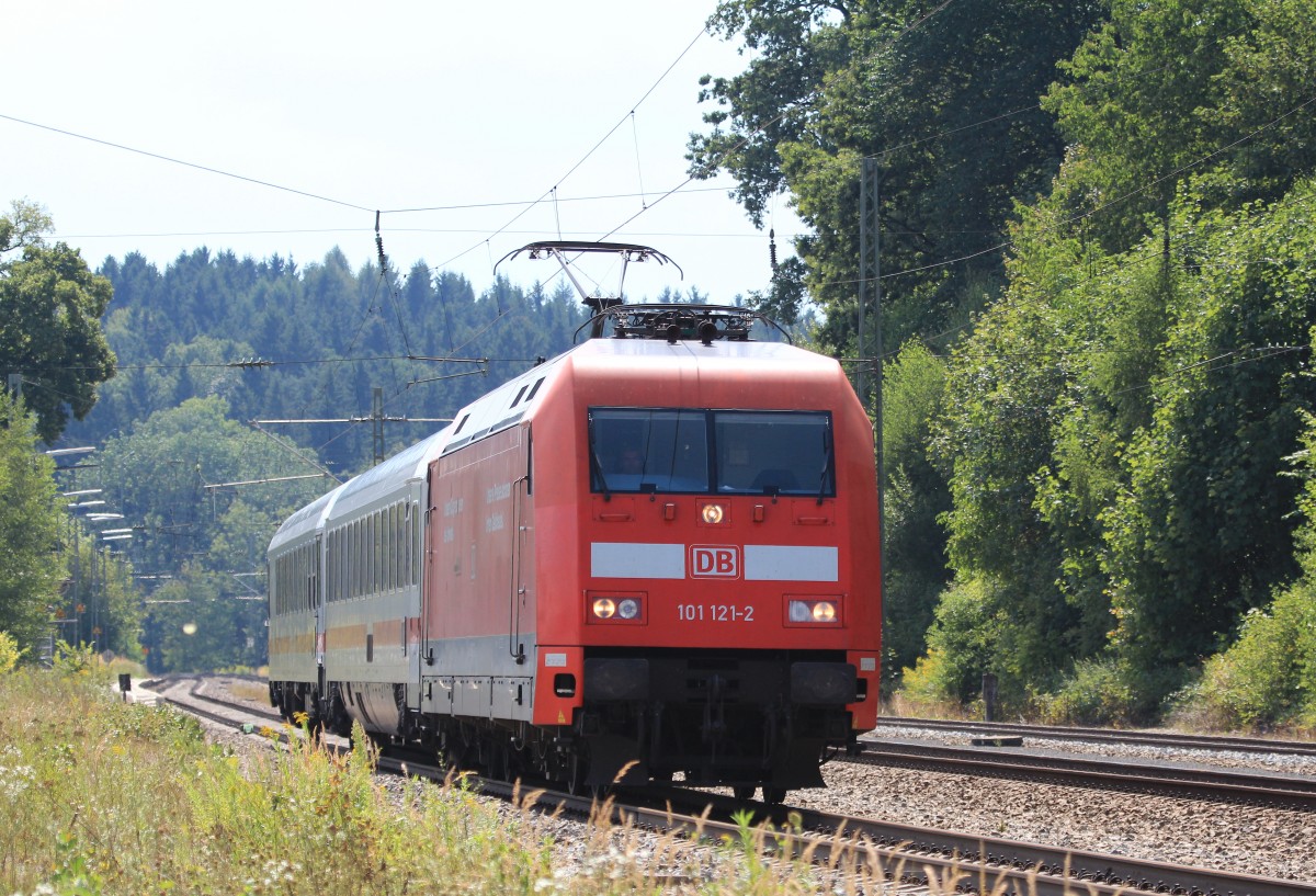101 121-2 zieht am 20. August 2013 zwei Wagen in Assling in Richtung M�nchen.