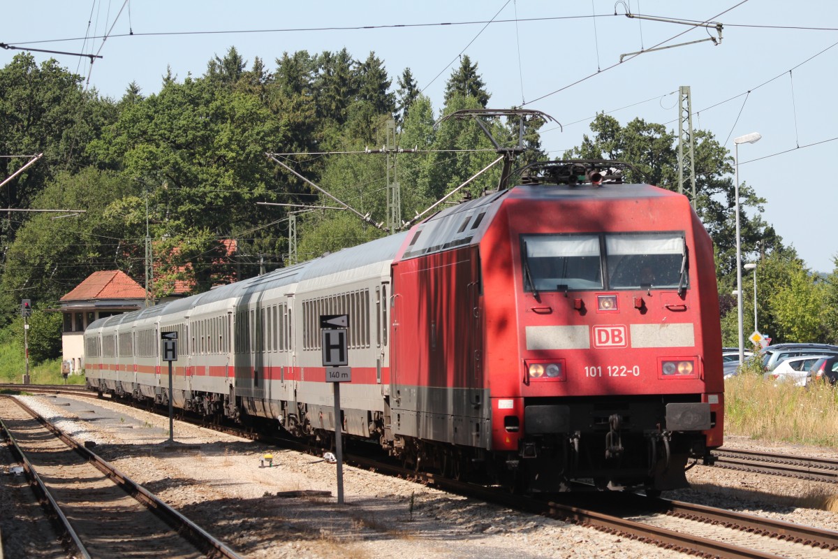 101 122-0 durchf�hrt am 5. August 2013 aus M�nchen kommend den Bahnhof von Assling.