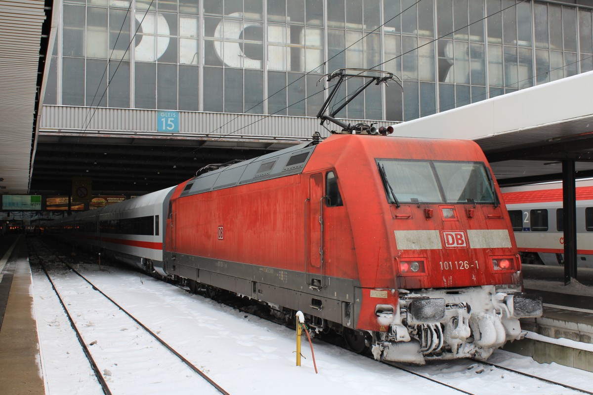 101 126-1 kam am 21. Januar 2013 schiebend im M�nchner Hauptbahnhof an.