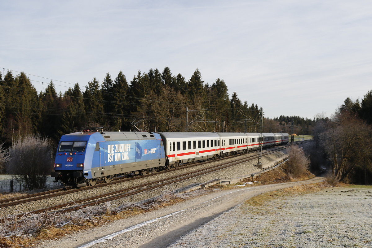 101 144 mit dem  IC K�nigssee  am 26. Dezember 2017 bei Grabenst�tt.