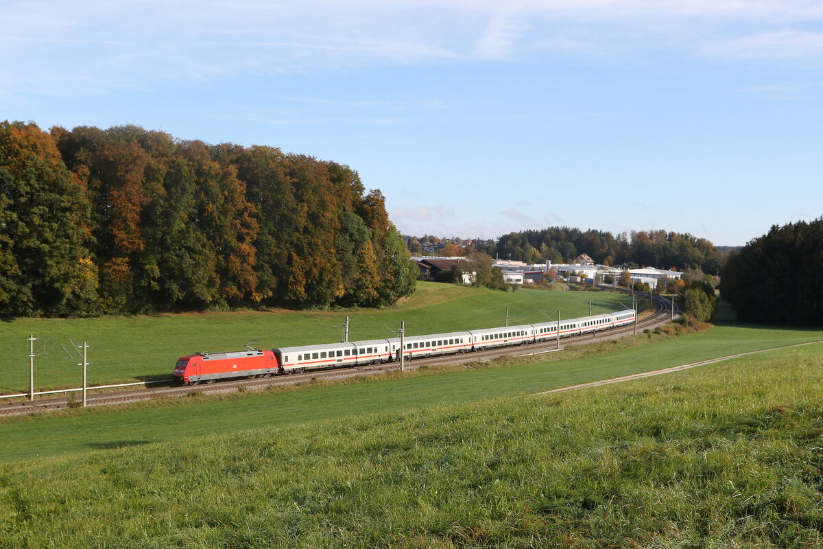 101 145 war am 12. Oktober 2024 mit dem  IC K�nigssee  bei Axdorf auf dem Weg nach M�nchen.