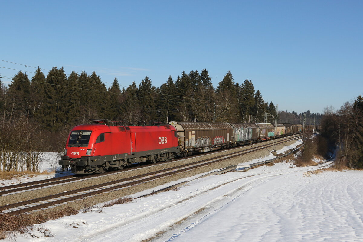 1016 003 mit Schiebewandwagen aus Salzburg kommend am 26. Januar 2022 bei Grabenst�tt im Chiemgau.