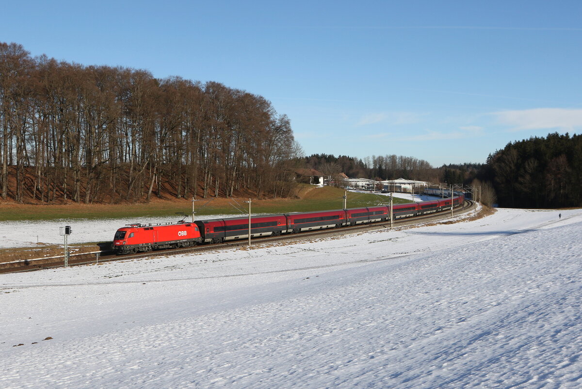 1016 011 war am 16. Januar 2026 bei Axdorf im Chiemgau in Richtung Innsbruck unterwegs.