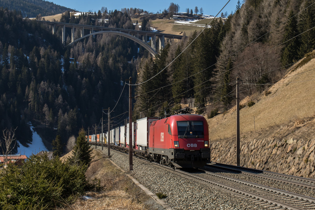 1016 029-9 war am 19. M�rz 2016 bei St. Jodok mit einer  RoLa  in Richtung  Brenner  unterwegs.