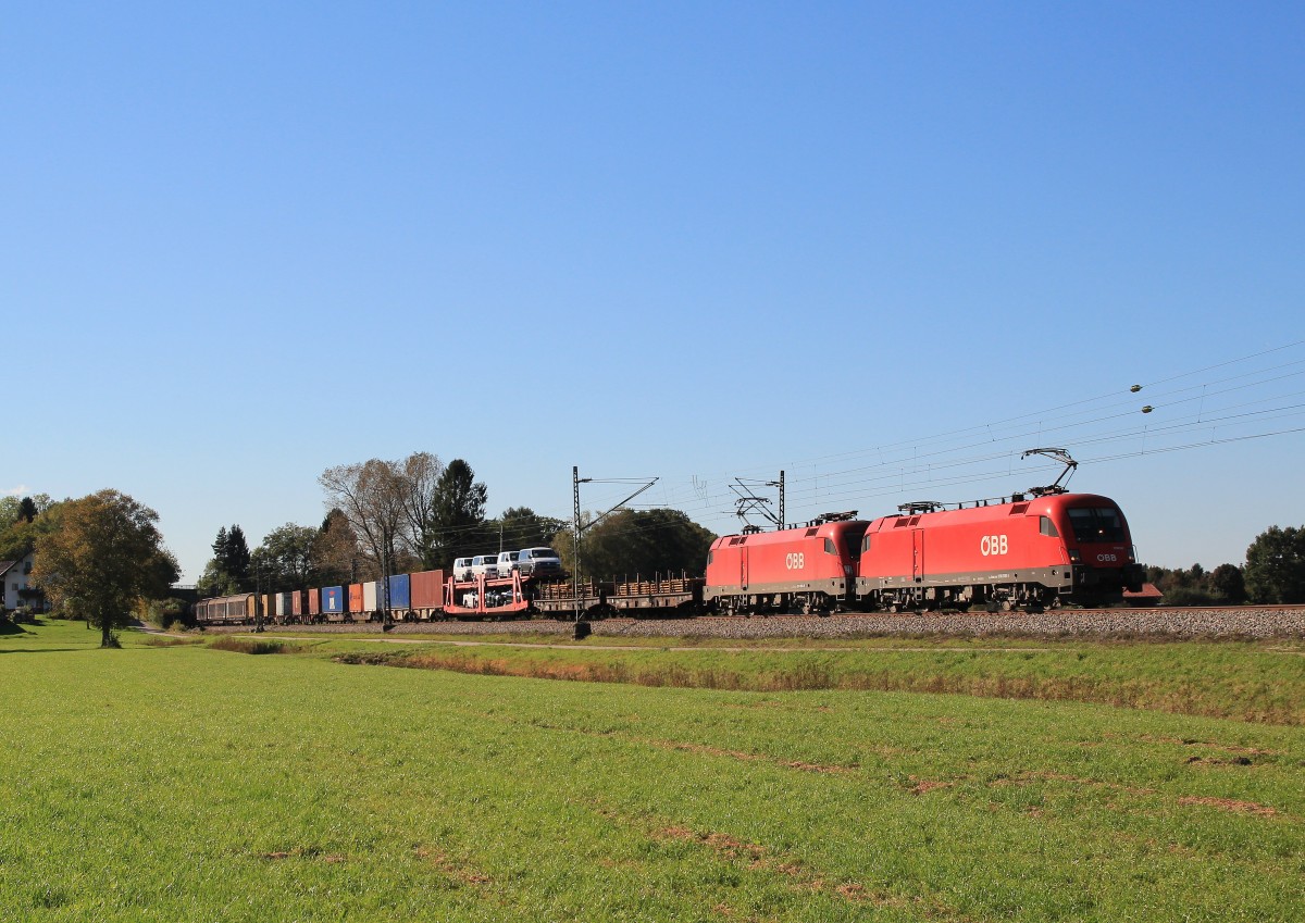 1016 030-7 zieht am 9. Oktober 2014 in Doppeltraktion bei �bersee am Chiemsee einen gemischten G�terzug in Richtung Salzburg.