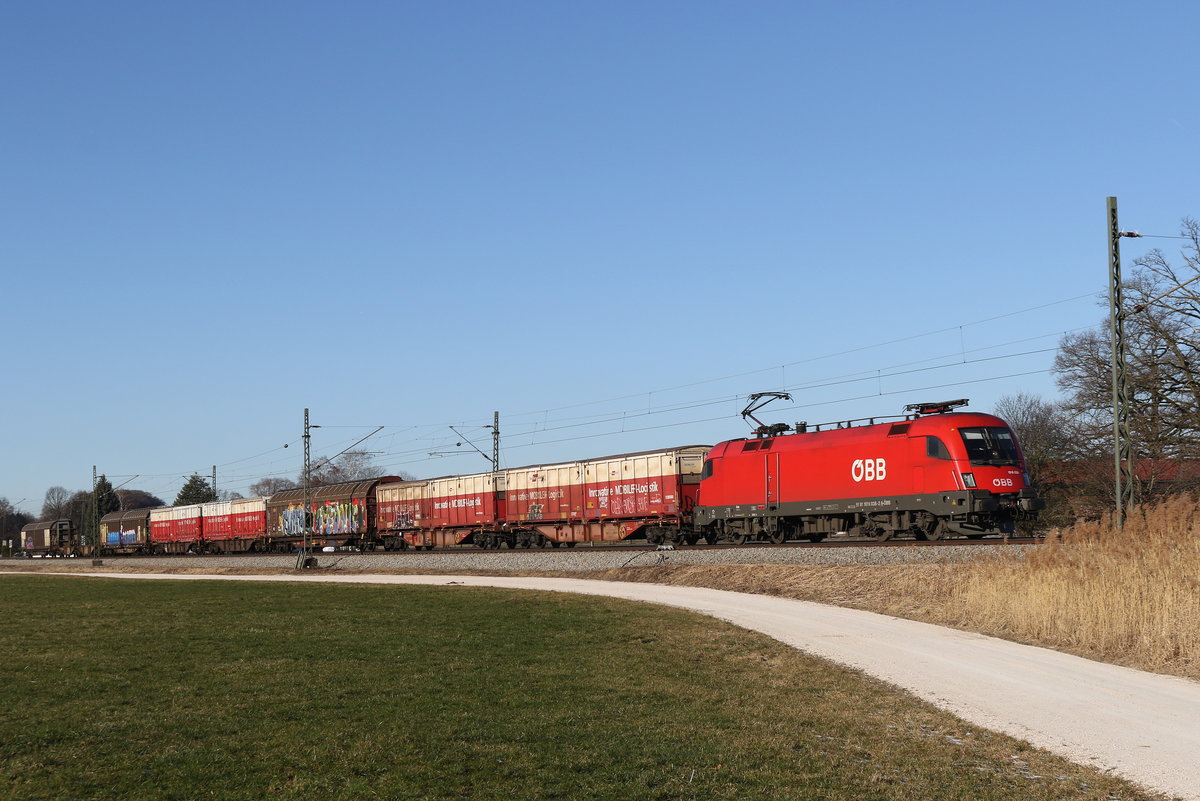 1016 038 war am 7. Februar 2020 mit einem gemischten G�terzug bei �bersee am Chiemsee in Richtung Salzburg unterwegs.
