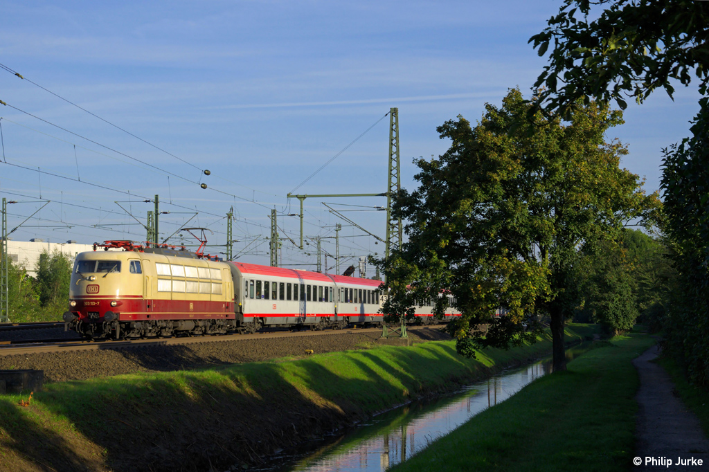 103 113-7 mit dem IC 119 von M�nster(Westf) nach Innsbruck am 29.09.2013 in D�sseldorf-Derendorf.