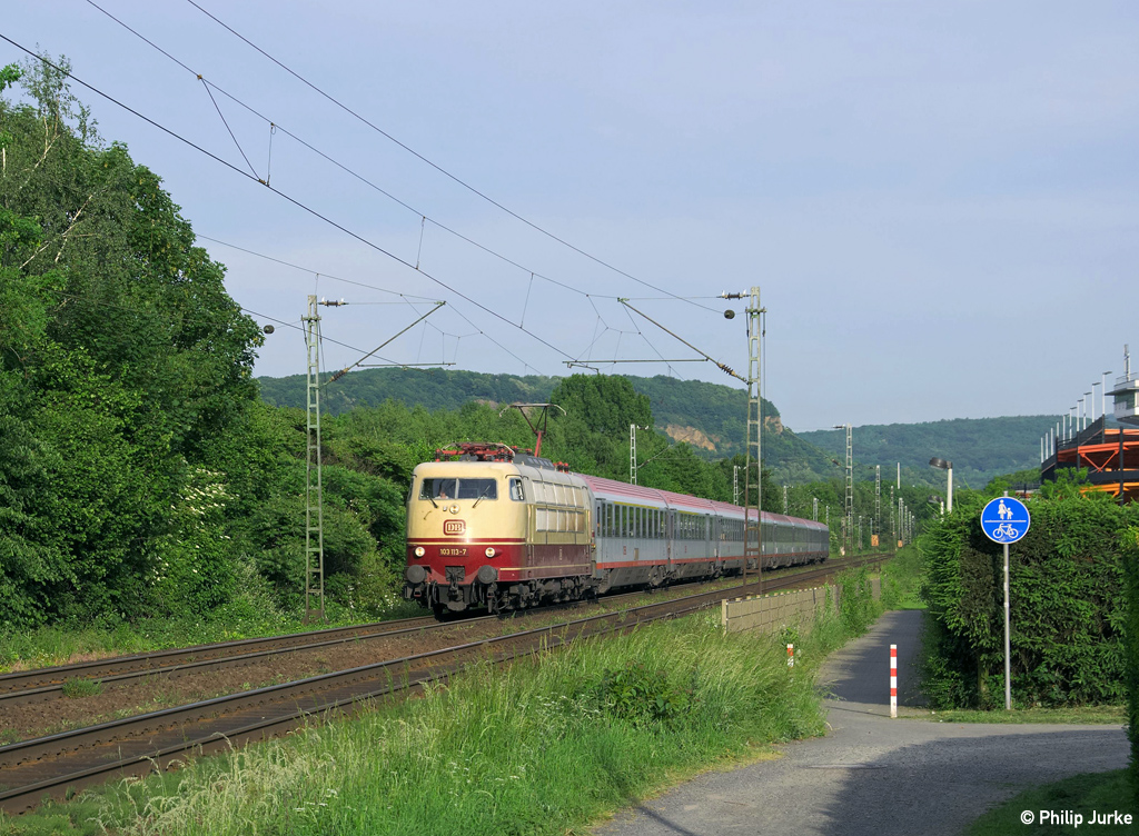103 113-7 mit dem IC 118 (Innsbruck Hbf - Münster(Westf)Hbf) am 21.05.2014 bei Bonn-Limperich.

Das Video der Vorbeifahrt: https://www.youtube.com/watch?v=jGVu2VM6yV0&list=UUp3H9B2nD2A3SWsox60NLPA
