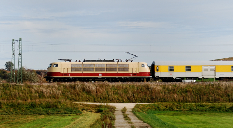 103 22-6, aufgenommen vor einem Messzug, am 04.11.13, kurz vor Burgau.