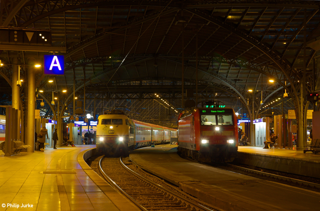 103 235-8 mit dem IC 118 (Salzburg - Münster) am 22.12.2013 im Kölner Hbf.