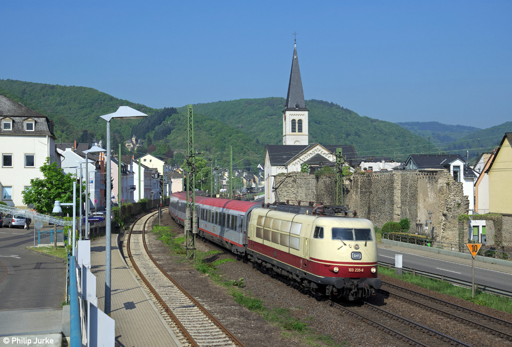 103 235-8 mit dem IC 119 (Münster(Westf)Hbf - Innsbruck Hbf) am 23.04.2014 bei Boppard.
