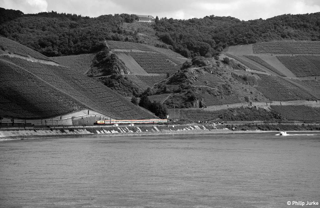 103 235-8 mit dem IC 119 (Münster(Westf)Hbf - Innsbruck Hbf) am 15.06.2014 am Bopparder Hamm.
