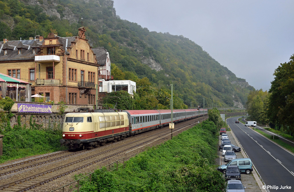 103 235-8 mit dem IC 119 (Münster(Westf)Hbf - Bludenz) am 03.10.2014 bei Bacharach.
