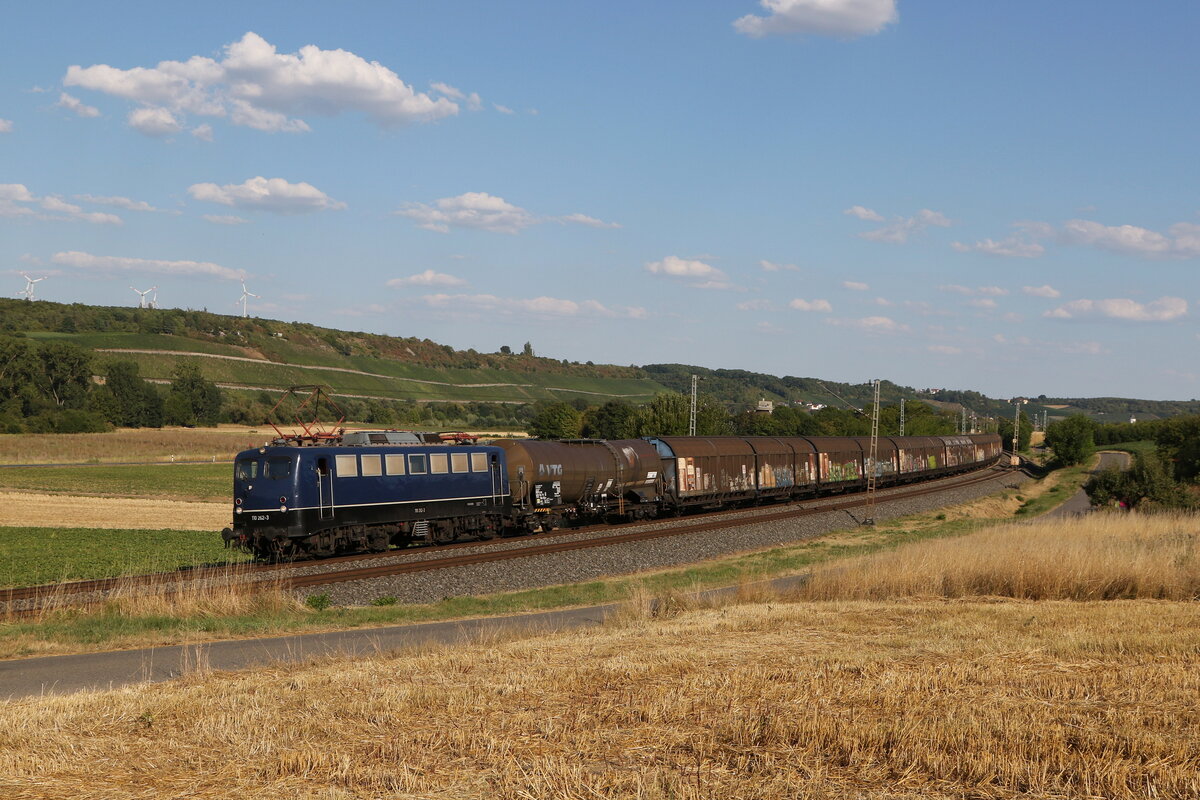 110 262 war am 4. August 2022 mit dem  Henkelzug  bei Winterhausen in Richtung W�rzburg unterwegs.