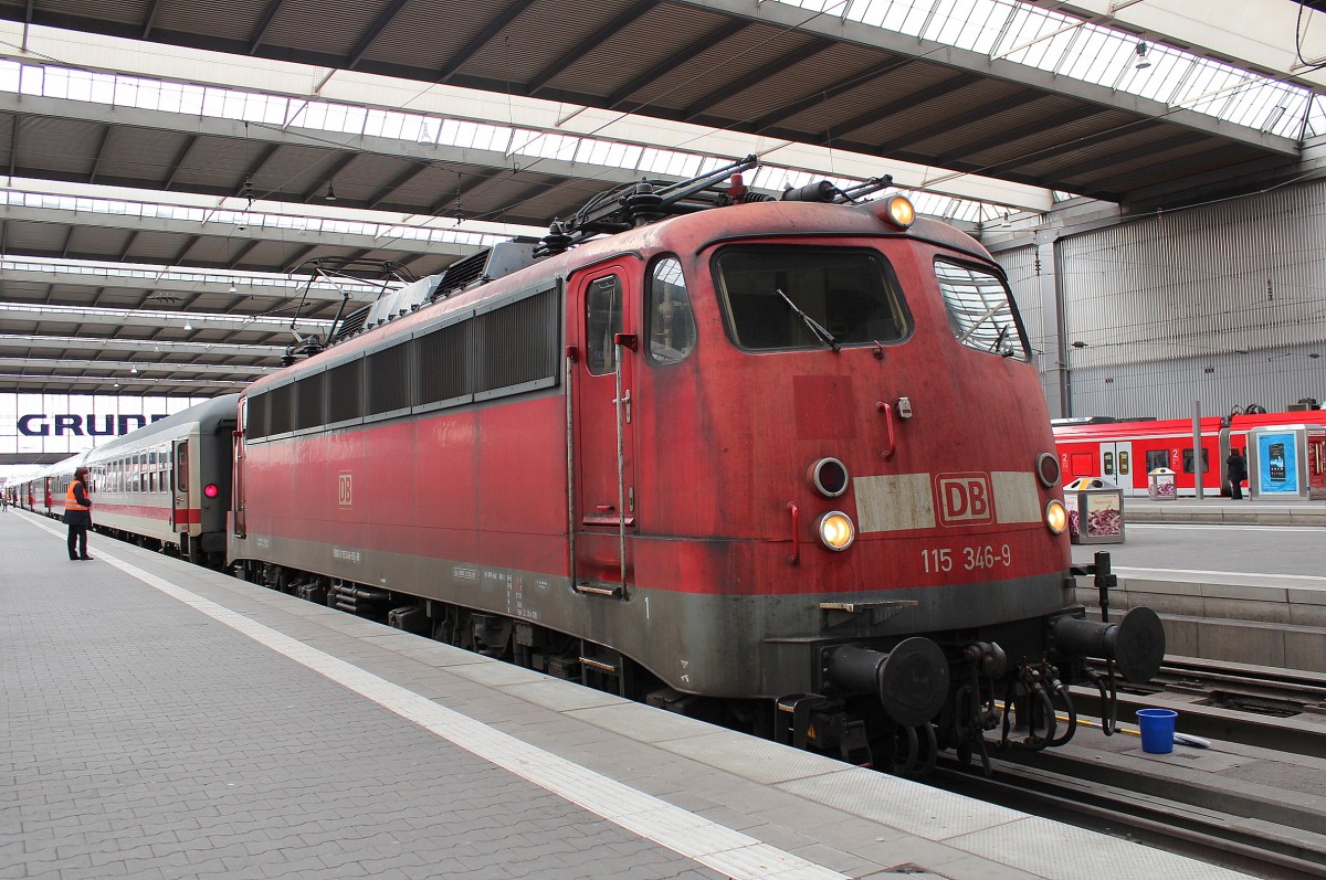 110 346-9 kurz nach der Einfahrt in den M�nchner Hauptbahnhof am 9. April 2012.