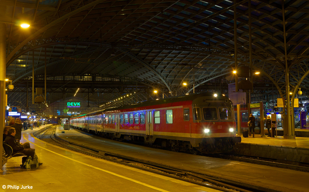 111 010-5 schiebt den RE 70305 (Aachen Hbf - Hamm(Westf)) am 14.02.2014 beim Halt im Kölner Hbf.