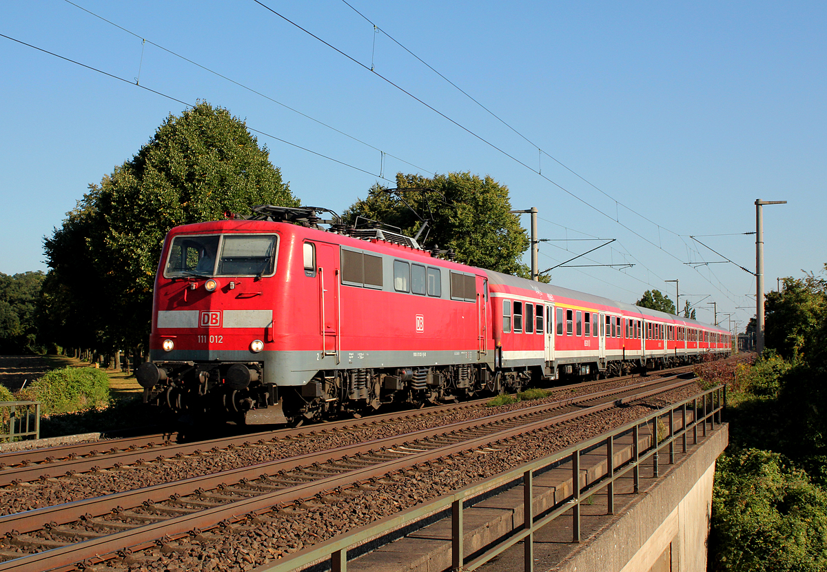 111 012 am RB48 bei Br�hl am 05.09.2013